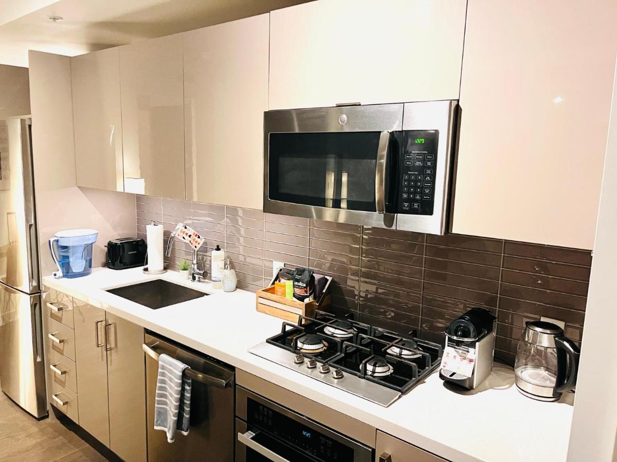 Luxury Dt, 2 Bedroom Deal, Private Balcony, Full Kitchen, Gym - Free Parking Calgary Bagian luar foto
