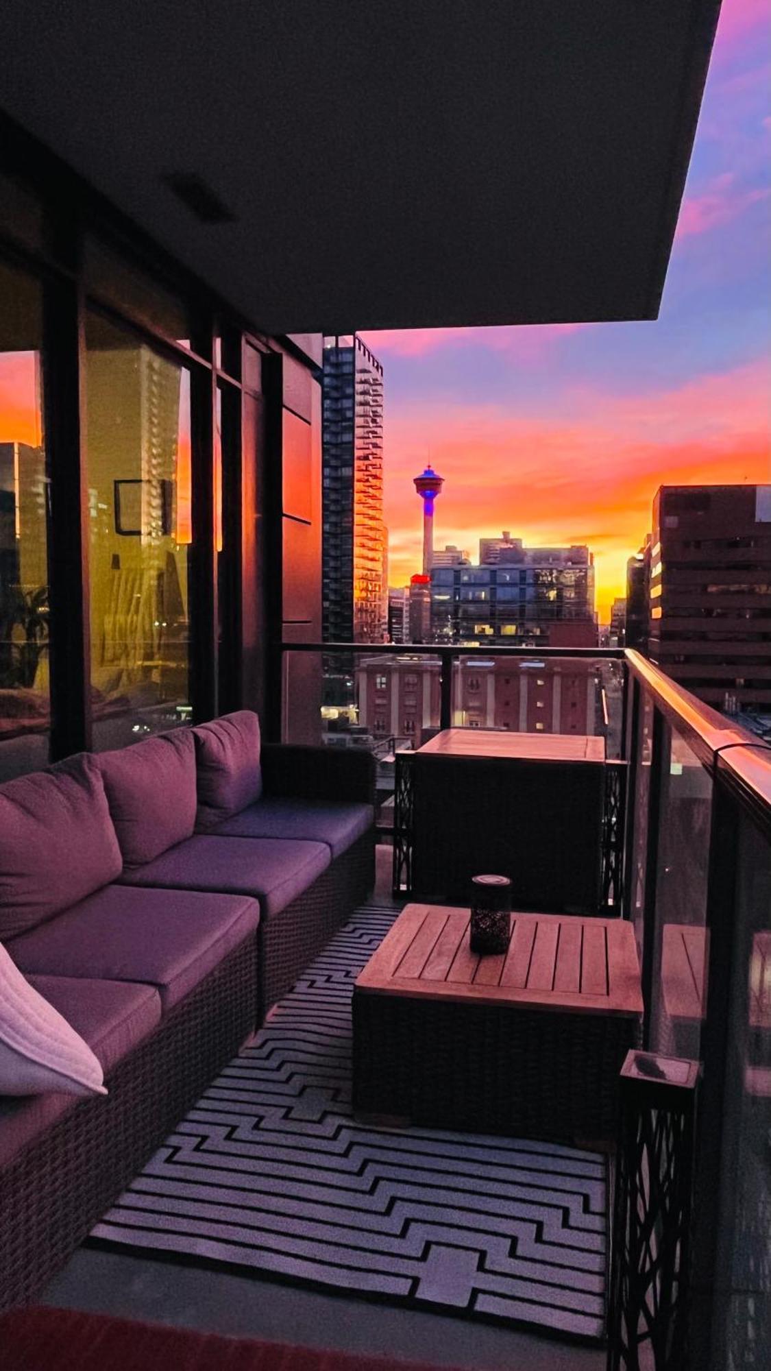 Luxury Dt, 2 Bedroom Deal, Private Balcony, Full Kitchen, Gym - Free Parking Calgary Bagian luar foto