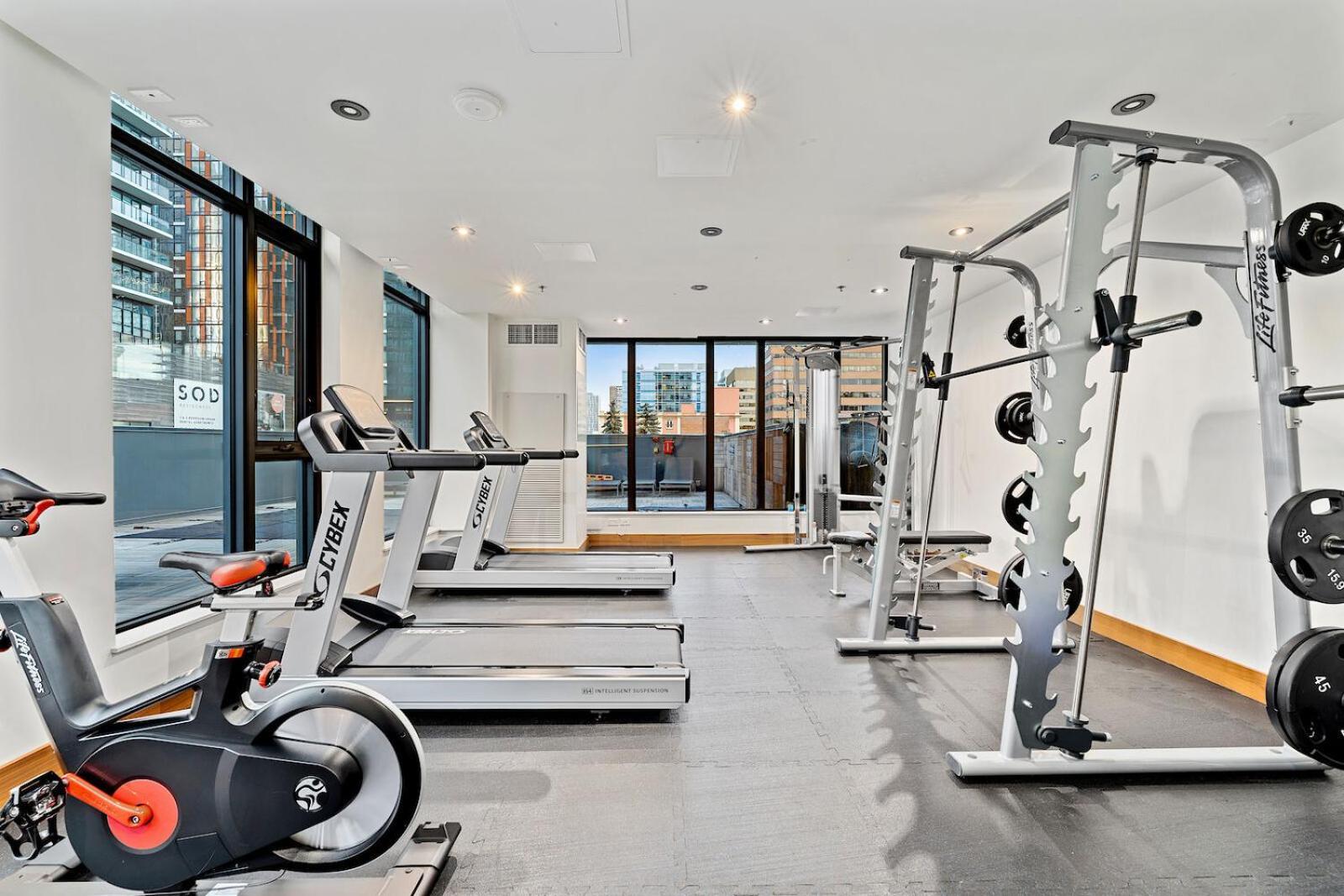 Luxury Dt, 2 Bedroom Deal, Private Balcony, Full Kitchen, Gym - Free Parking Calgary Bagian luar foto