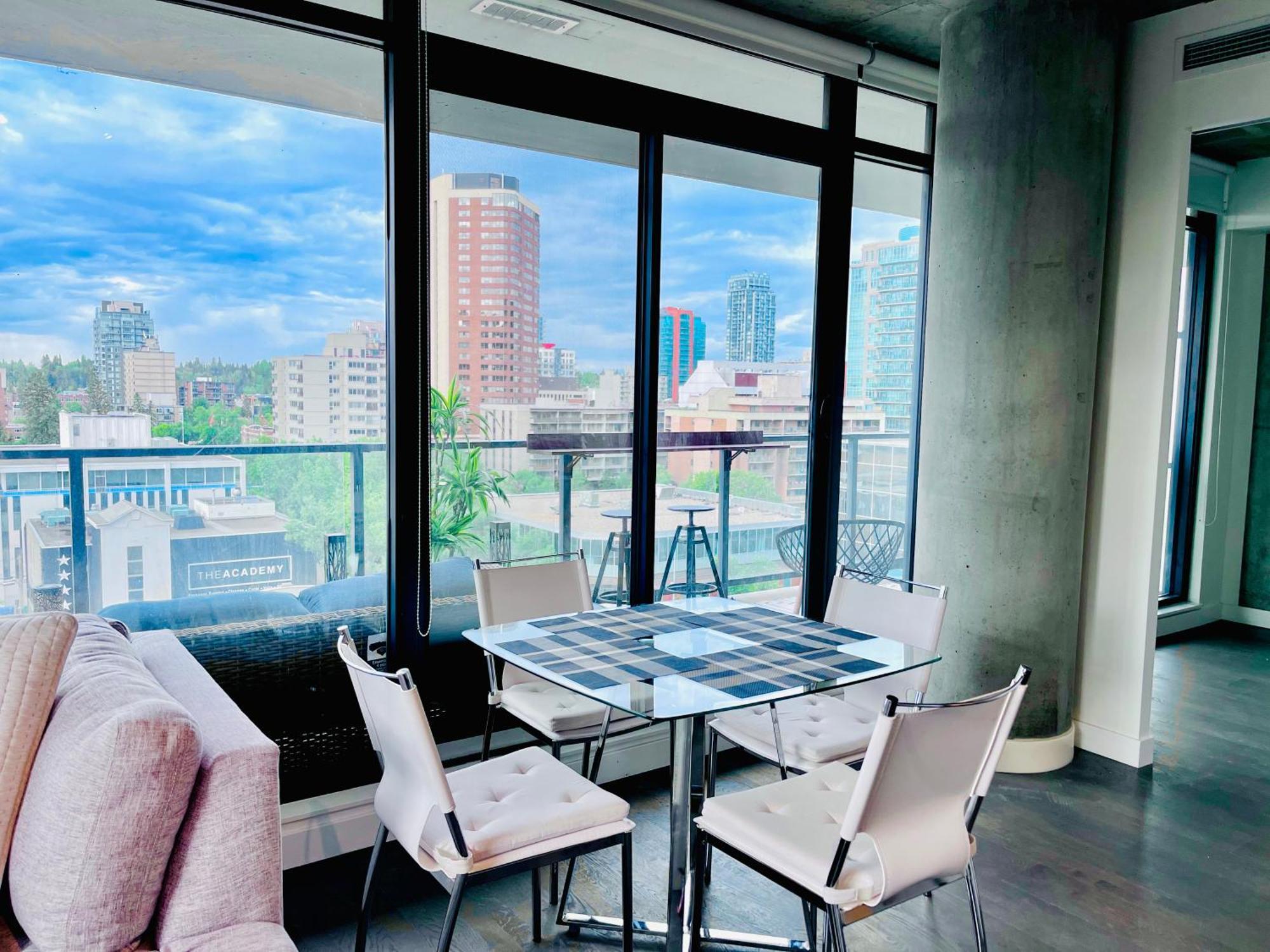 Luxury Dt, 2 Bedroom Deal, Private Balcony, Full Kitchen, Gym - Free Parking Calgary Bagian luar foto