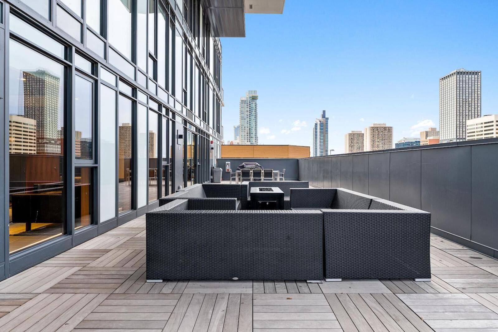Luxury Dt, 2 Bedroom Deal, Private Balcony, Full Kitchen, Gym - Free Parking Calgary Bagian luar foto