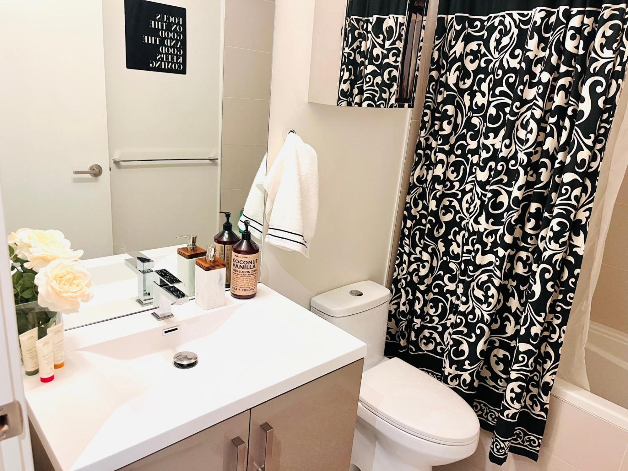 Luxury Dt, 2 Bedroom Deal, Private Balcony, Full Kitchen, Gym - Free Parking Calgary Bagian luar foto