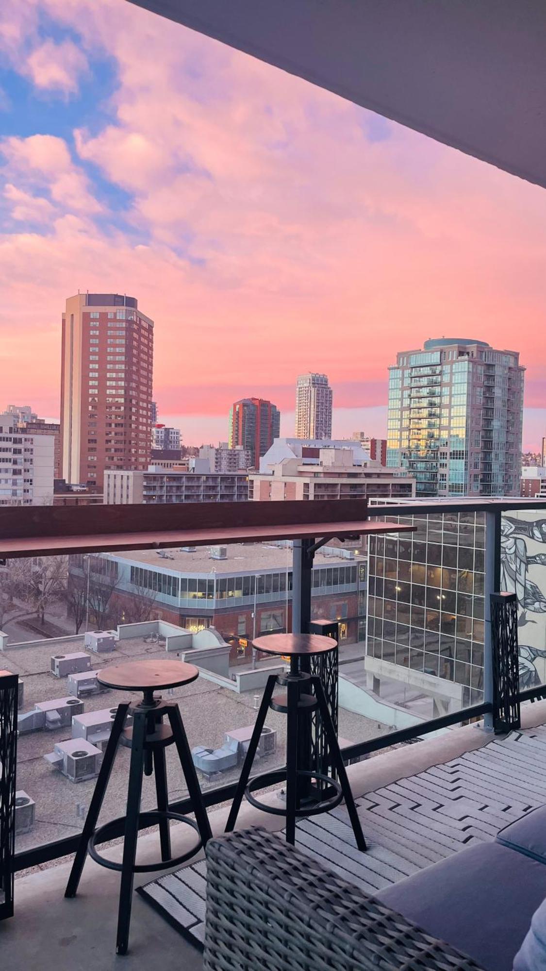Luxury Dt, 2 Bedroom Deal, Private Balcony, Full Kitchen, Gym - Free Parking Calgary Bagian luar foto