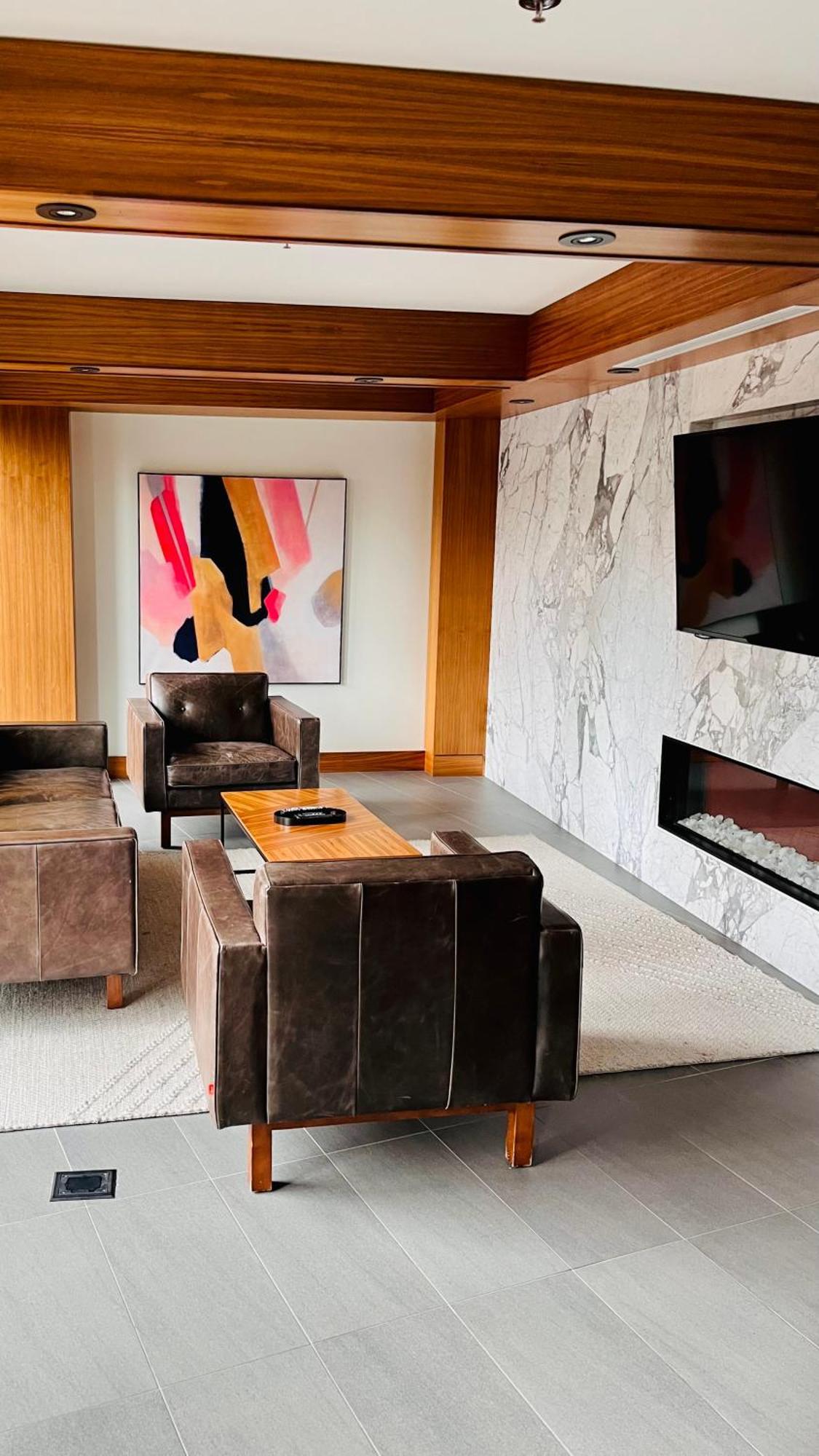 Luxury Dt, 2 Bedroom Deal, Private Balcony, Full Kitchen, Gym - Free Parking Calgary Bagian luar foto