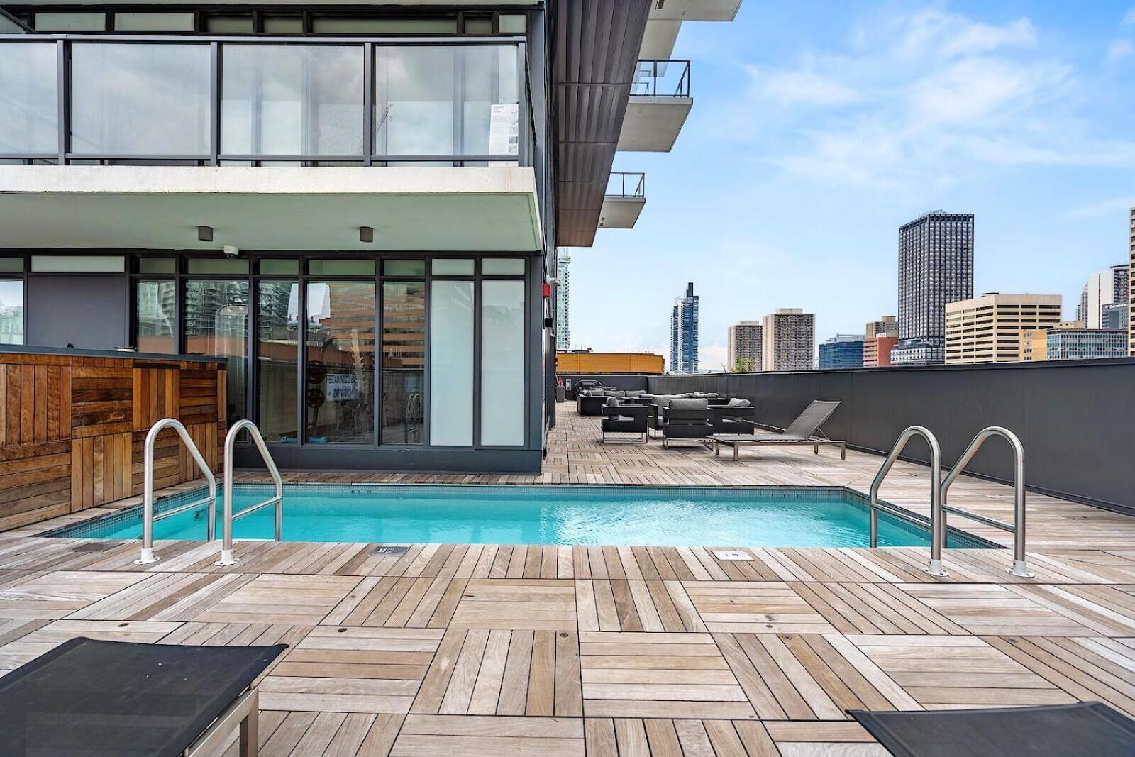 Luxury Dt, 2 Bedroom Deal, Private Balcony, Full Kitchen, Gym - Free Parking Calgary Bagian luar foto